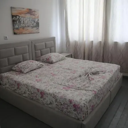 Cityscape Apartment *